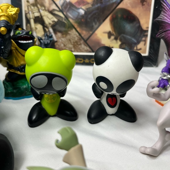 Assorted Video Game Collectible Action Figures and Accesories - Picture 3 of 14